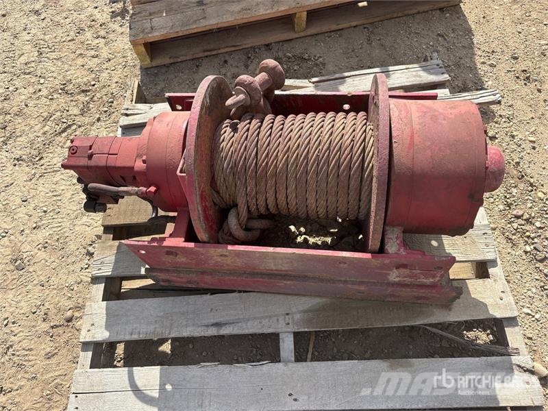  Quantity of (2) Winch Pacēlāji, vinčas un materiālu lifti