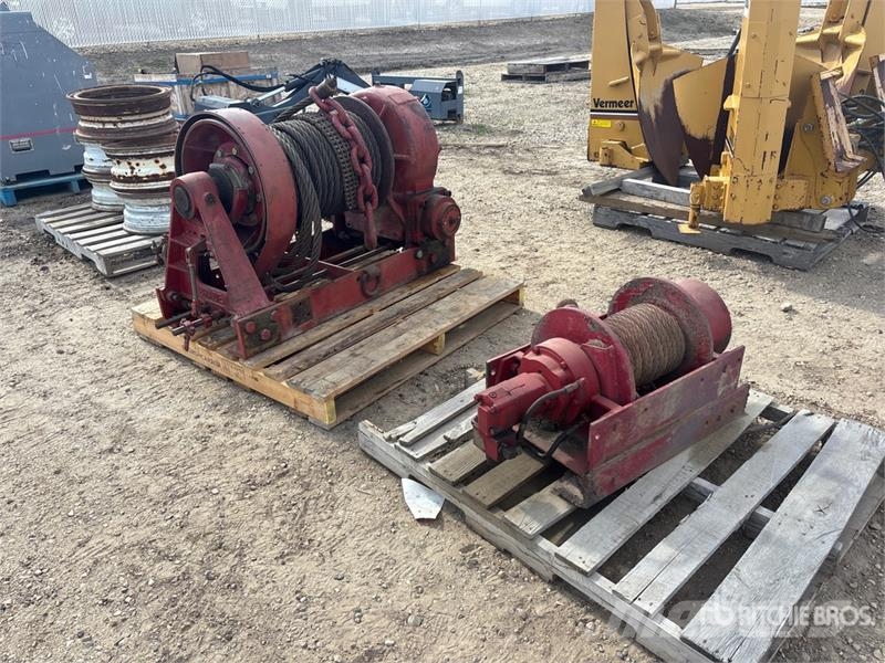  Quantity of (2) Winch Pacēlāji, vinčas un materiālu lifti