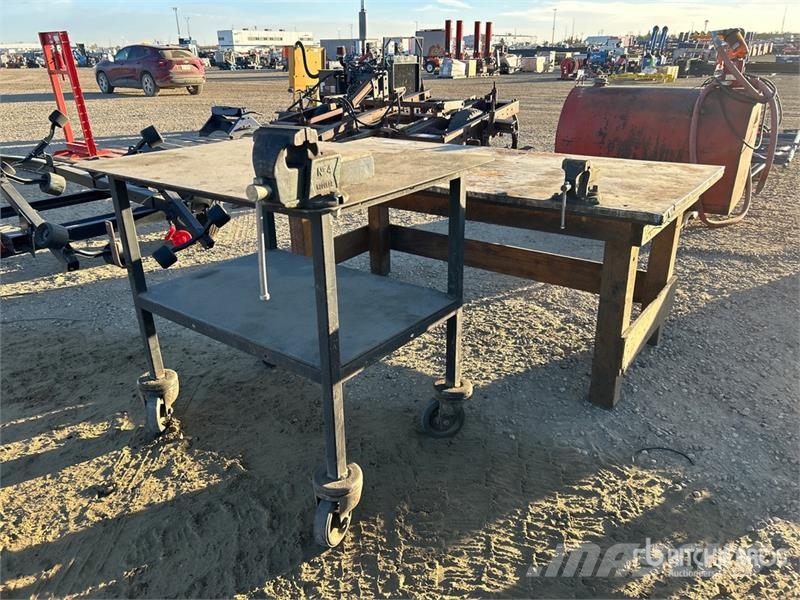  Quantity of (2) Work Tables Ostale komponente za građevinarstvo