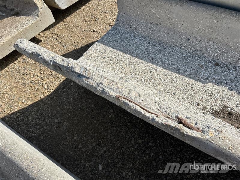 Quantity of (20) 8 ft x 3 ft Concrete Feed Bunks Lauksaimniecība- Citi