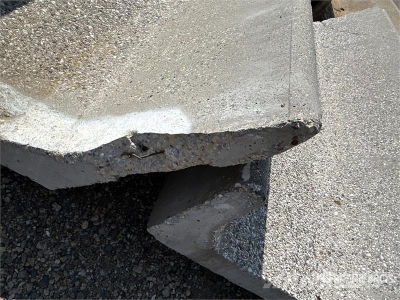 Quantity of (20) 8 ft x 3 ft Concrete Feed Bunks Lauksaimniecība- Citi