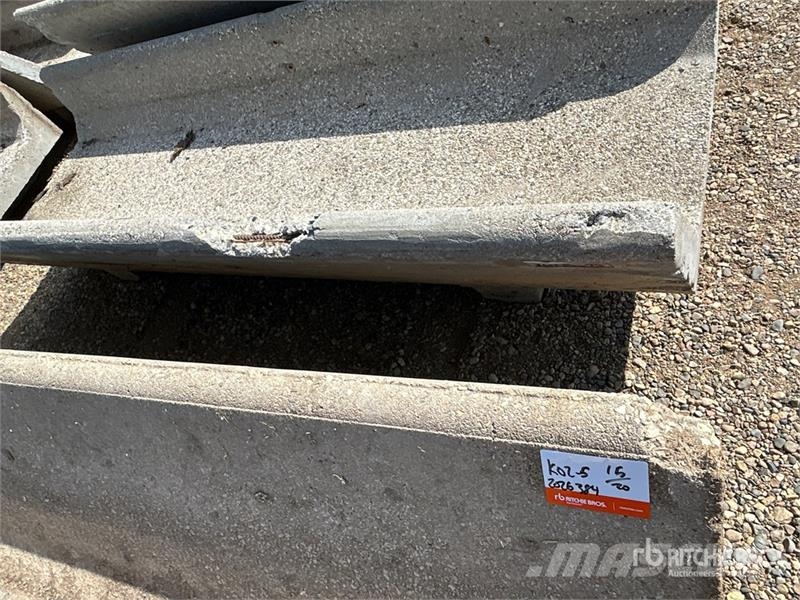 Quantity of (20) 8 ft x 3 ft Concrete Feed Bunks Lauksaimniecība- Citi