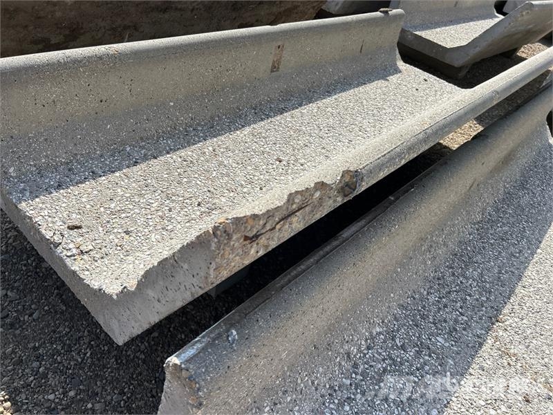 Quantity of (20) 8 ft x 3 ft Concrete Feed Bunks Lauksaimniecība- Citi