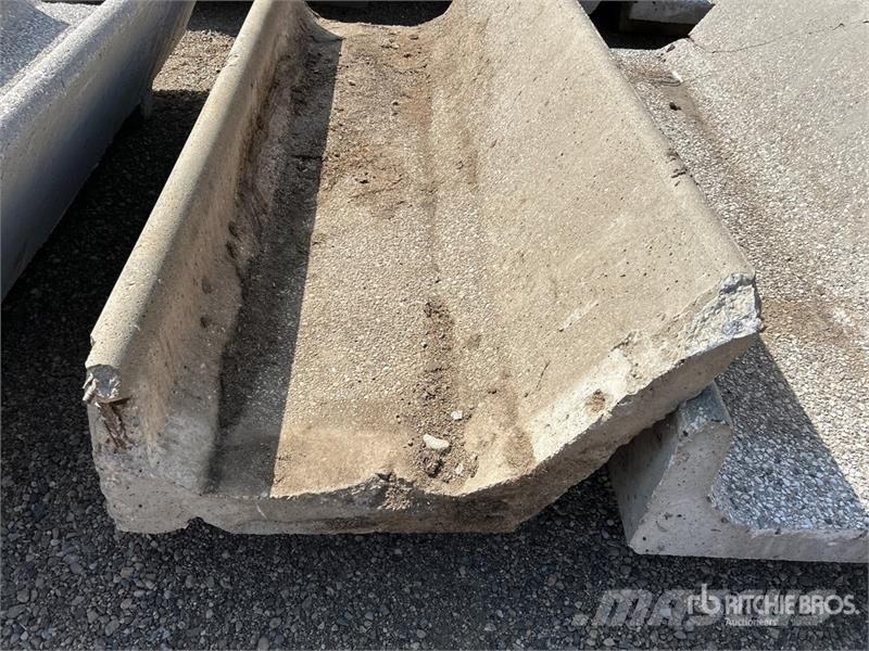 Quantity of (20) 8 ft x 3 ft Concrete Feed Bunks Lauksaimniecība- Citi