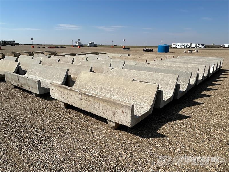 Quantity of (20) 8 ft x 3 ft Concrete Feed Bunks Lauksaimniecība- Citi