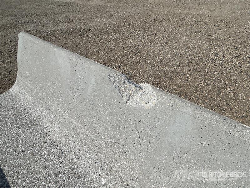 Quantity of (20) 8 ft x 3 ft Concrete Feed Bunks Lauksaimniecība- Citi