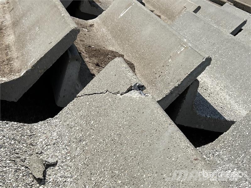 Quantity of (20) 8 ft x 3 ft Concrete Feed Bunks Lauksaimniecība- Citi