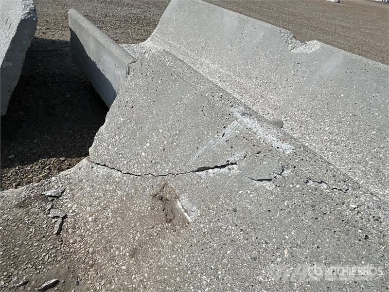 Quantity of (20) 8 ft x 3 ft Concrete Feed Bunks Lauksaimniecība- Citi