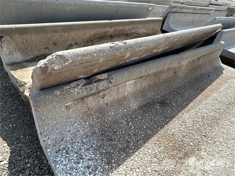 Quantity of (20) 8 ft x 3 ft Concrete Feed Bunks Lauksaimniecība- Citi