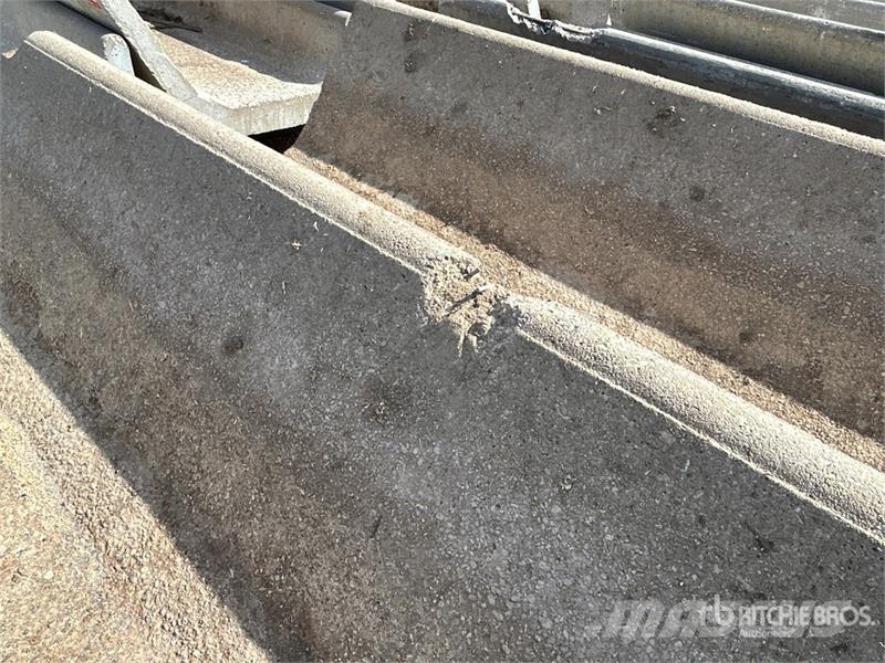 Quantity of (20) 8 ft x 3 ft Concrete Feed Bunks Lauksaimniecība- Citi