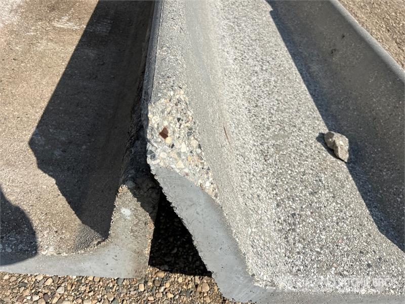 Quantity of (20) 8 ft x 3 ft Concrete Feed Bunks Lauksaimniecība- Citi