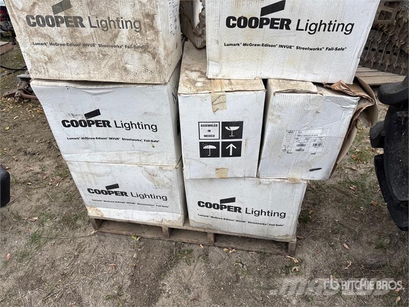Quantity of (20) Cooper lighting Multi-Voltage Lig Andre komponenter
