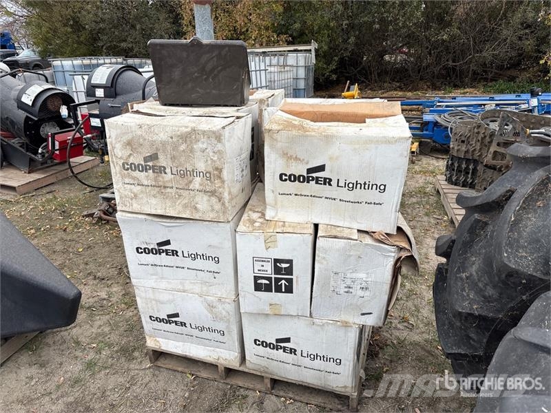 Quantity of (20) Cooper lighting Multi-Voltage Lig Andre komponenter
