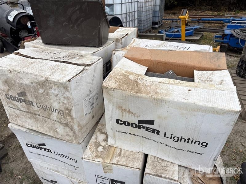 Quantity of (20) Cooper lighting Multi-Voltage Lig Andre komponenter