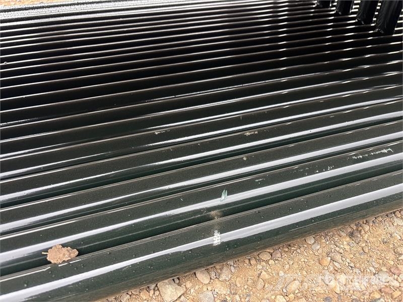 Quantity of (24) BYT RG10 10 ft x 4 ft Ranch Live Muu farmitehnika ja tarvikud