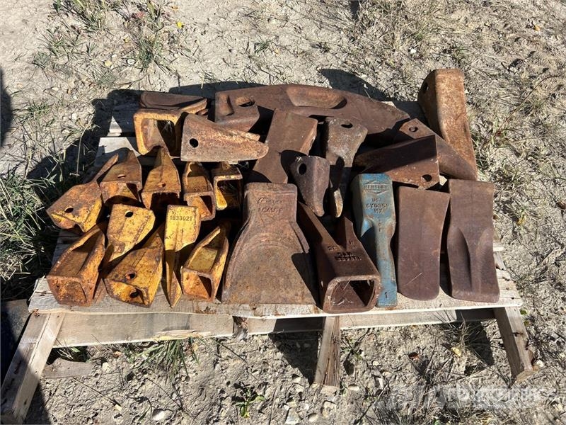 Quantity of (24) of Assorted Excavator Bucket Tee Andre komponenter