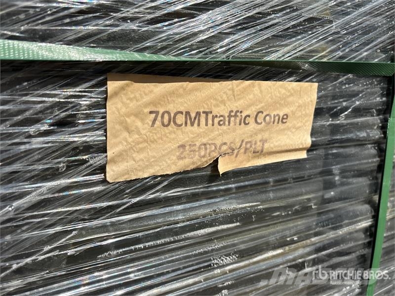 Quantity of (250)  Suihe TC-250 70 cm Traffic Cone Torupaigaldajad