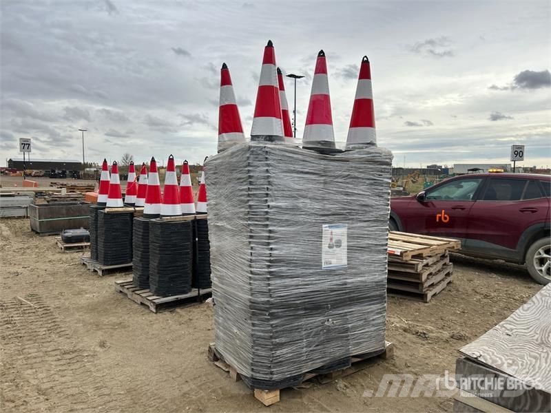 Quantity of (250) Traffic Cones (Unused) Tratores de esteira