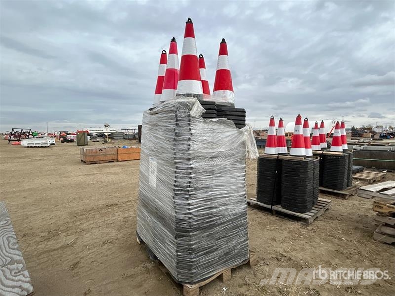 Quantity of (250) Traffic Cones (Unused) Tratores de esteira