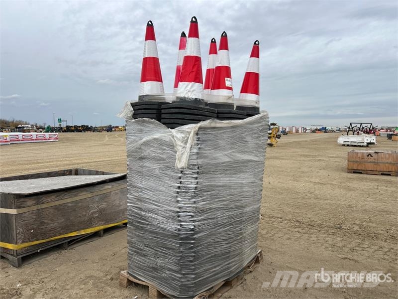 Quantity of (250) Traffic Cones (Unused) Tratores de esteira