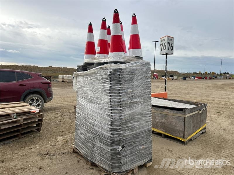 Quantity of (250) Traffic Cones (Unused) Tratores de esteira