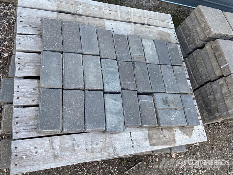 Quantity of (27) 4 in x 8 in & (115) 6 in x 6 in B Drugi deli