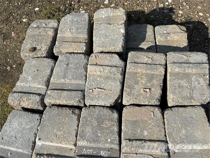 Quantity of (28) 12 in x 8 in x 6 in Blocks Drugi deli