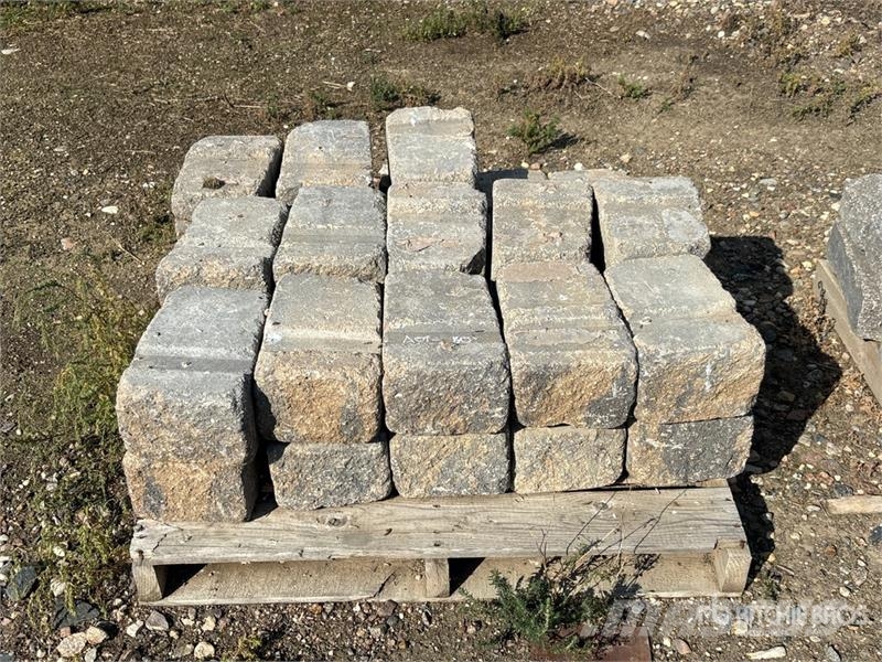 Quantity of (28) 12 in x 8 in x 6 in Blocks Drugi deli