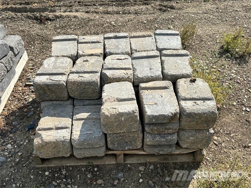 Quantity of (28) 12 in x 8 in x 6 in Blocks Drugi deli