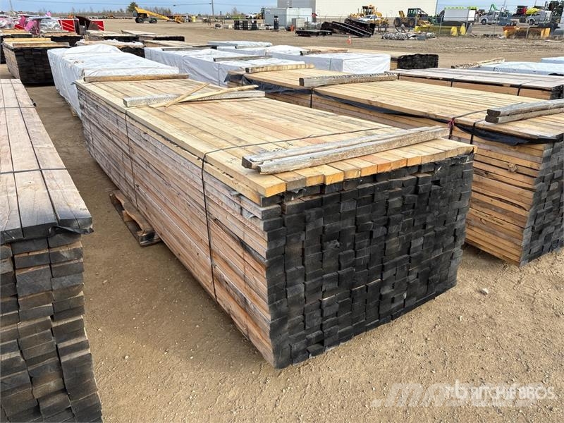 Quantity of (294) 2 x 4 x 14 ft Lumber Andre komponenter