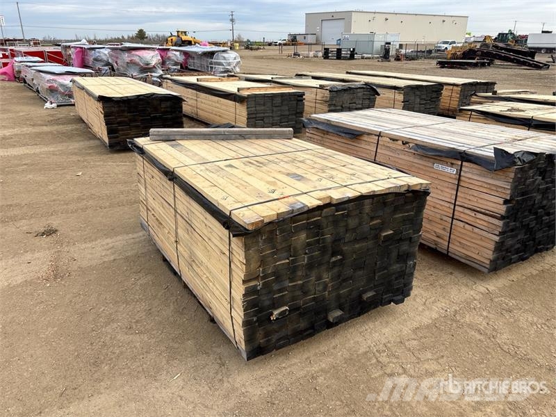Quantity of (294) 2 x 4 x 7 ft Lumber Andre komponenter