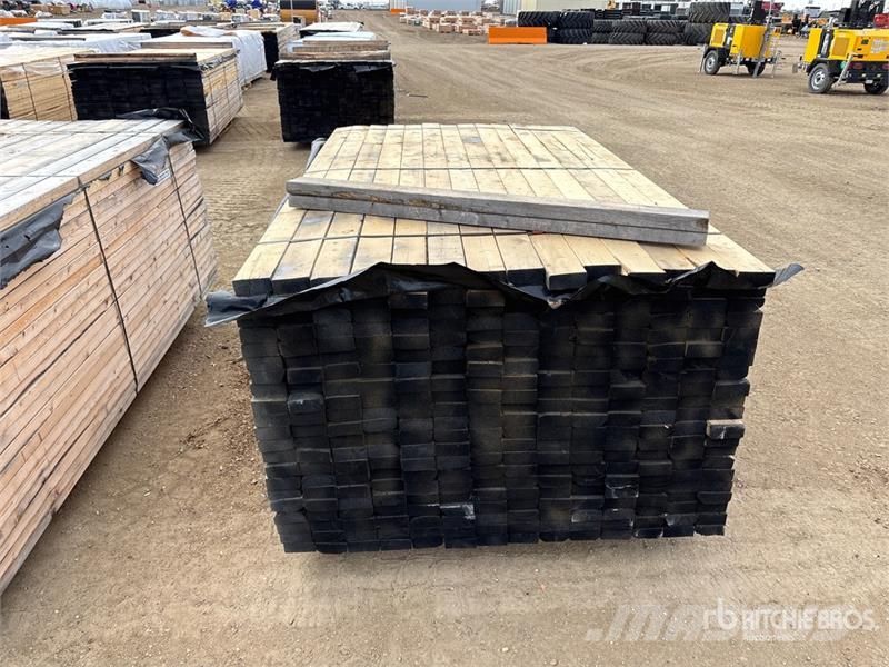 Quantity of (294) 2 x 4 x 7 ft Lumber Andre komponenter