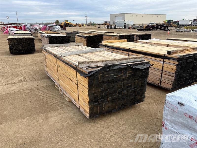 Quantity of (294) 2 x 4 x 10 ft Lumber Andre komponenter