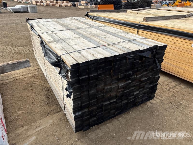 Quantity of (294) 2 x 4 x 8 ft Lumber Andre komponenter