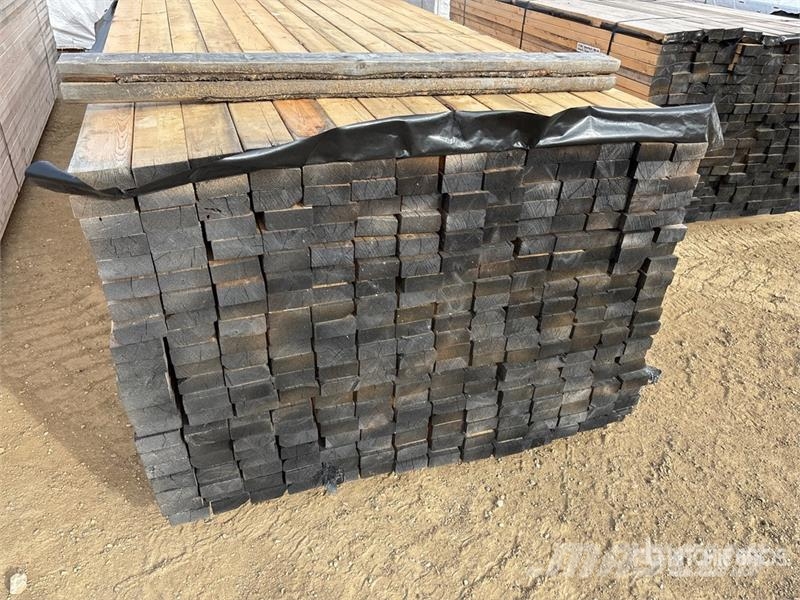Quantity of (294) 2 x 4 x 14 ft Lumber Andre komponenter