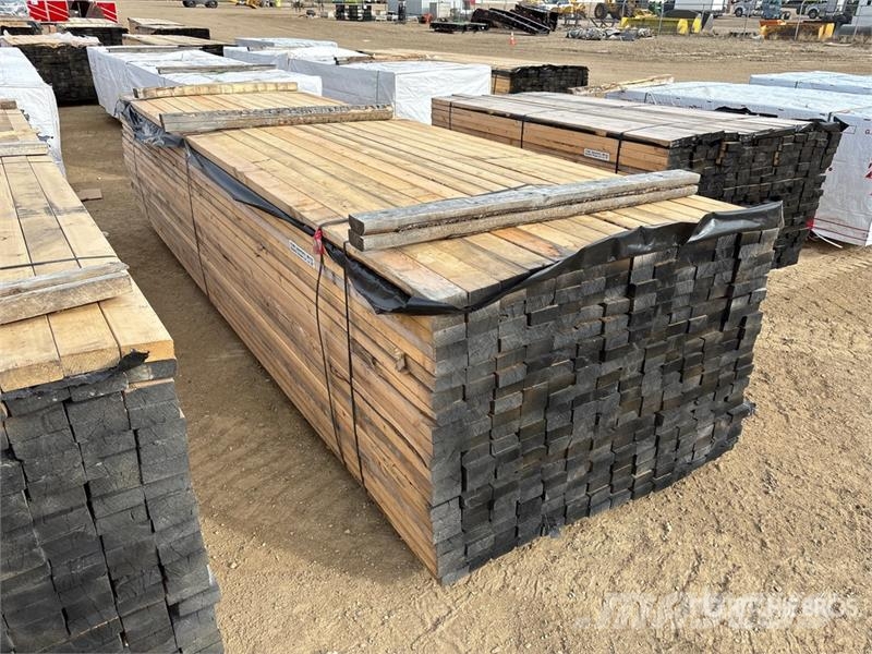 Quantity of (294) 2 x 4 x 14 ft Lumber Andre komponenter