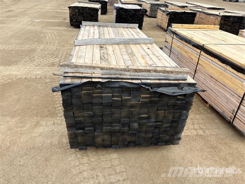 Quantity of (294) 2 x 4 x 10 ft Lumber Andre komponenter