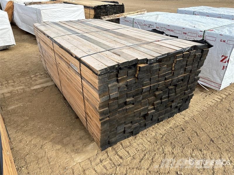 Quantity of (294) 2 x 4 x 8 ft Lumber Andre komponenter
