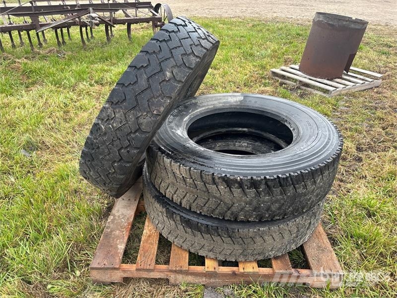 Quantity of (3) 11R24.5 Tires Opony, koła i felgi