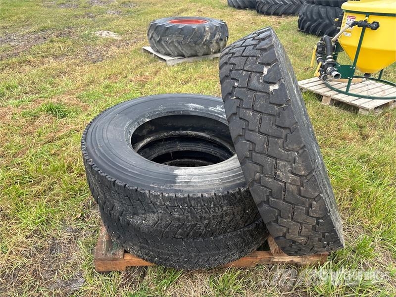 Quantity of (3) 11R24.5 Tires Opony, koła i felgi