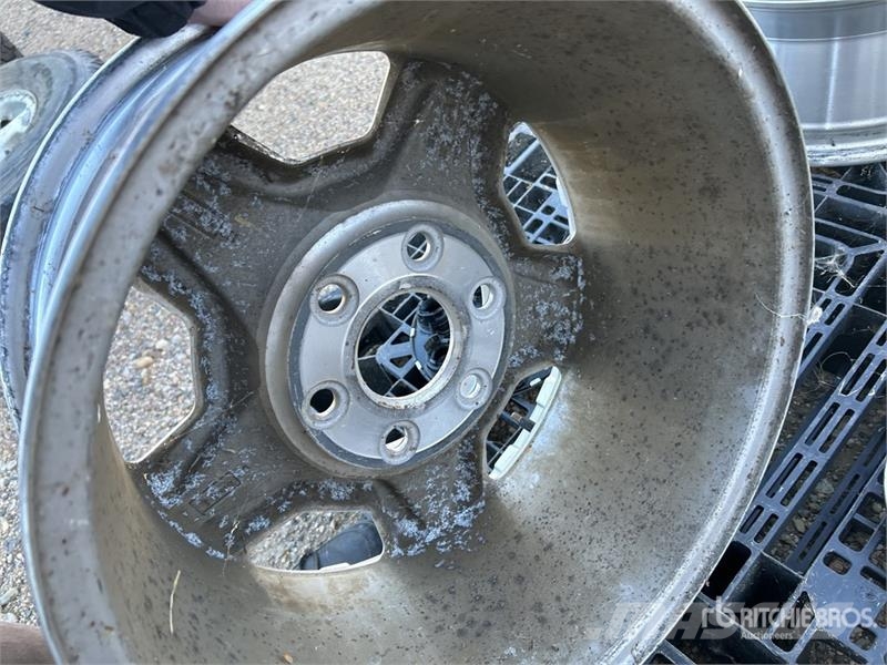  Quantity of (3) 16 in Diameter Wheels Gume, točkovi i felne
