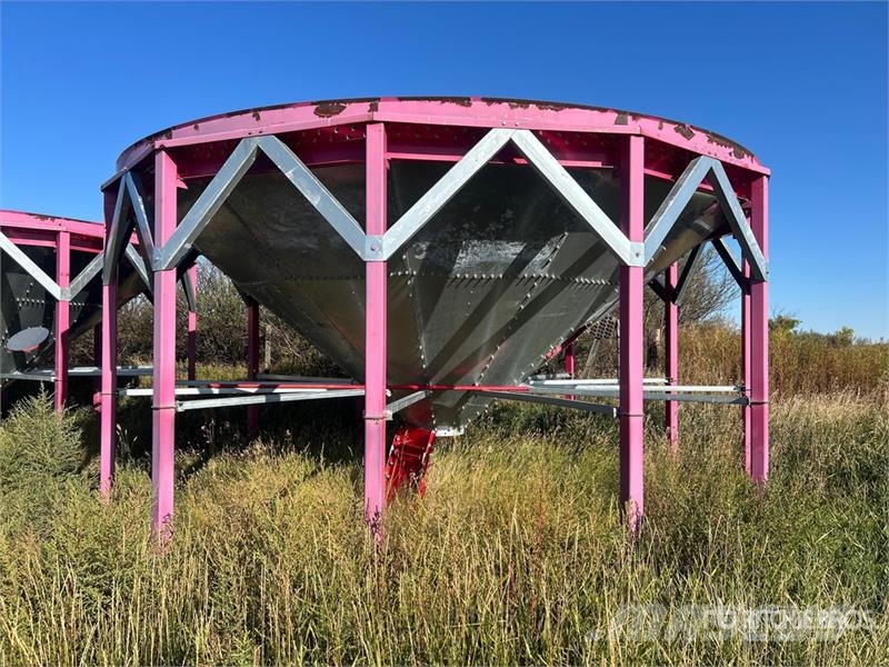  Quantity of (3) 19 ft x 10 ft High Grain Hopper Bo Täyttöpöydät, kuljettimet ja siilot