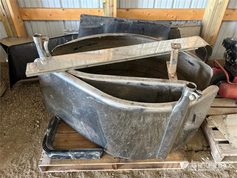 Quantity of (3) 2 ft Semi Fenders Inne akcesoria