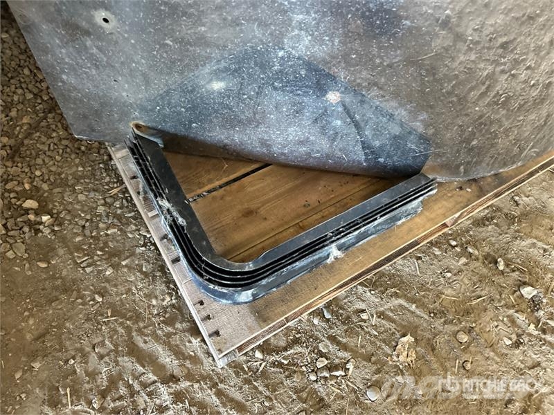 Quantity of (3) 2 ft Semi Fenders Inne akcesoria