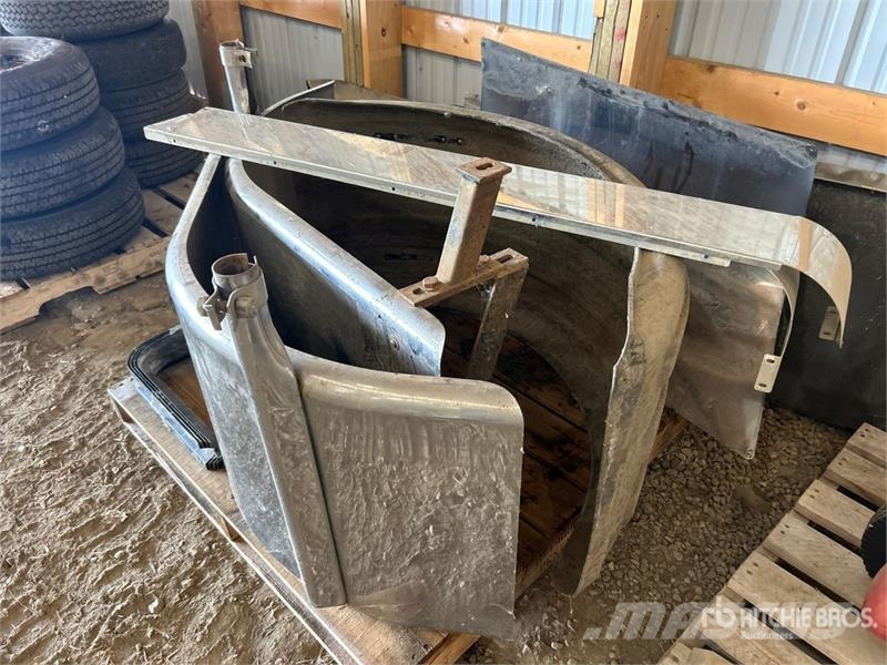 Quantity of (3) 2 ft Semi Fenders Inne akcesoria