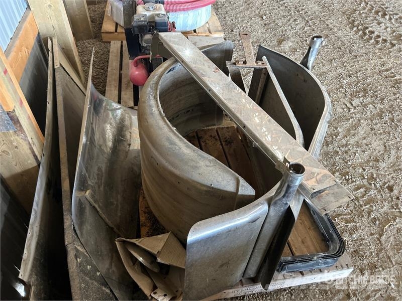 Quantity of (3) 2 ft Semi Fenders Inne akcesoria
