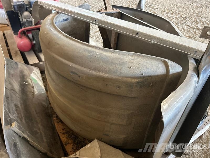Quantity of (3) 2 ft Semi Fenders Inne akcesoria