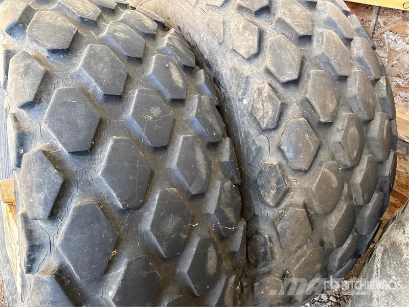 Quantity of (3) 23.1 x 26 Tires Opony, koła i felgi