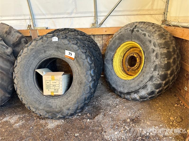  Quantity of (3) 23.1 x 26 Tires Banden, wielen en velgen
