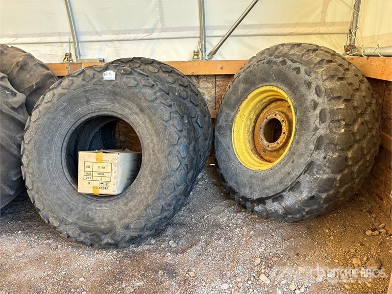 Quantity of (3) 23.1 x 26 Tires Opony, koła i felgi